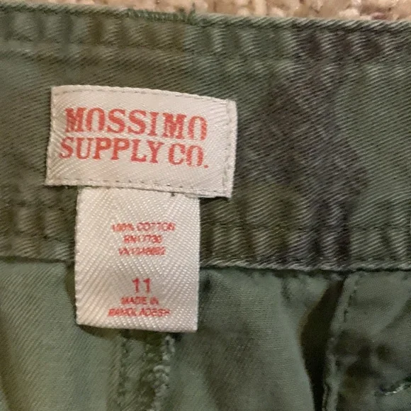 🎈Women’s (junior) distressed Mossimo Camo Shorts - Picture 4 of 5